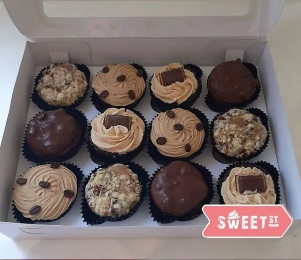Caja de cupcakes decorados en distintos sabores